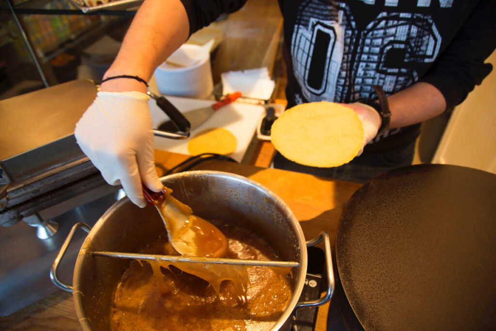 Making a stroop wafel